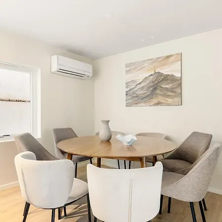 Апартаменти Modern 2-story With 4 Bedrooms